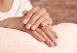 Maniküre off. Regeneration der Nagelplatte nach Shellac