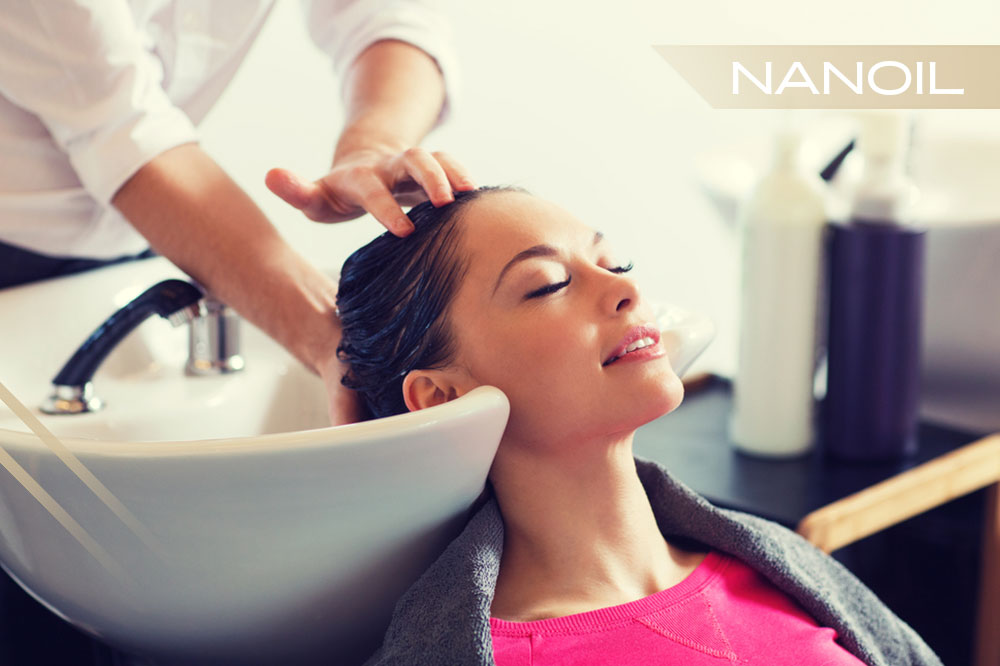 Professionelle Behandlungen im Friseursalon. Welche pflegenden Haarbehandlungen sind bemerkenswert?